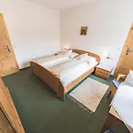 Haus Kristall Pensión Uderns