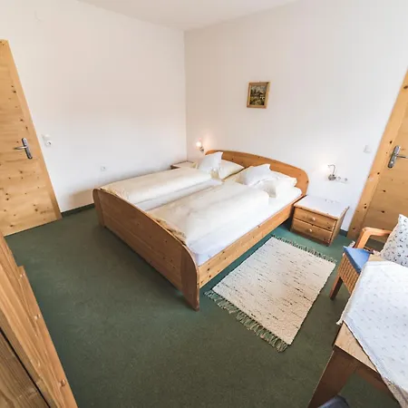 Haus Kristall Pensión Uderns